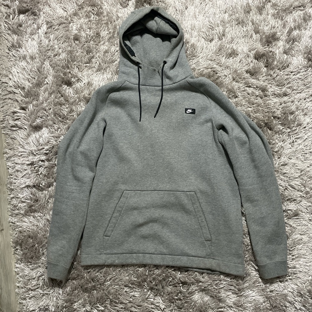 Nike Gray Sweatshirt Athletic-Inspired Design